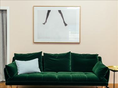 Abbildung: Schönes grünes Sofa mit Beistelltischchen